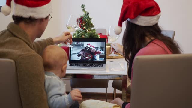 一个家庭一起庆祝圣诞节尊重社会距离的慢镜头视频下载