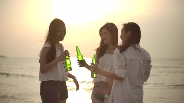 亚洲女性朋友在海滩上举行日落派对视频素材