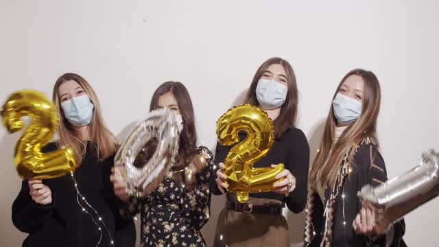 四个朋友一起庆祝2021年新年前夕的肖像-慢动作视频视频素材