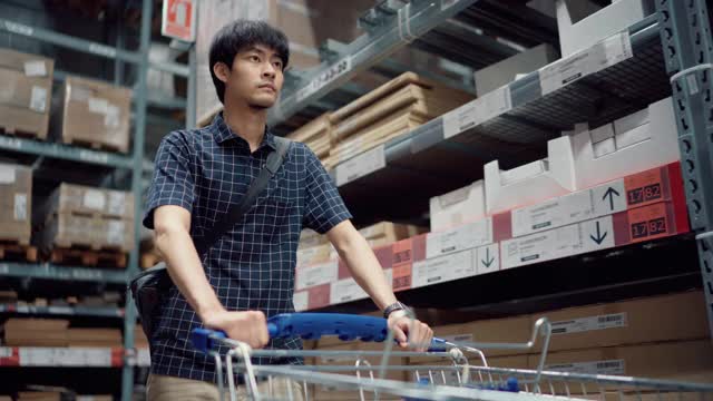 亚洲工匠在家具和建筑市场的仓库里购物视频素材