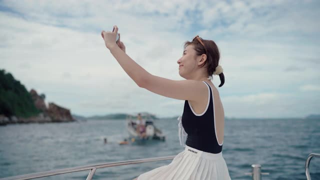 年轻女子独自旅行，享受在日落的航行视频素材