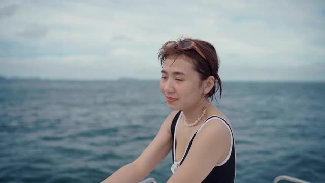 年轻女子独自旅行，享受在日落的航行视频素材