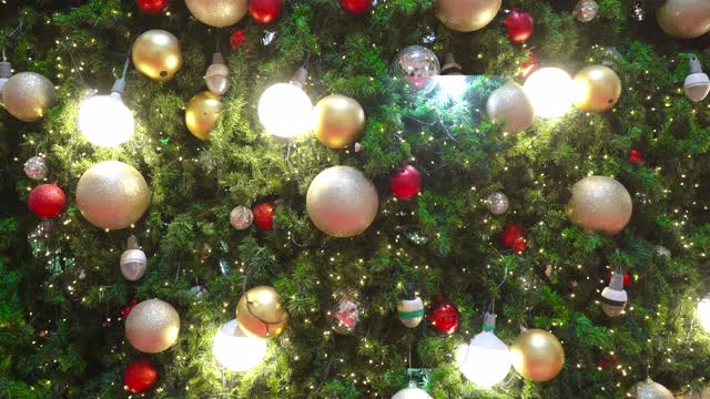 在购物中心装饰圣诞树视频下载