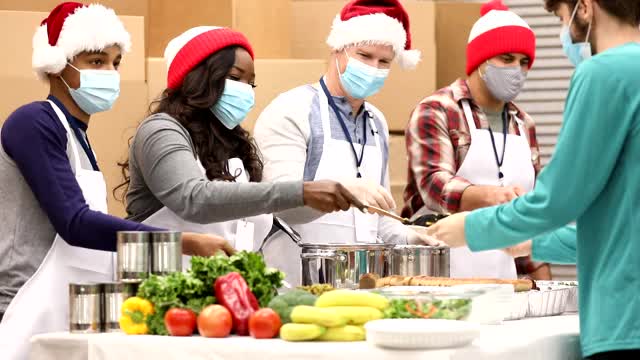 多种族的义工在圣诞节时在施粥所工作。视频下载