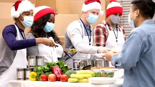 多种族的义工在圣诞节时在施粥所工作。视频下载