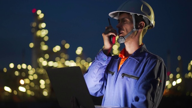 亚洲人工程师使用数字平板电脑在石油炼油厂工作到深夜视频素材