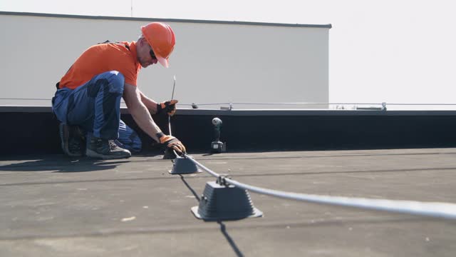 装配屋顶防雷系统棒视频下载