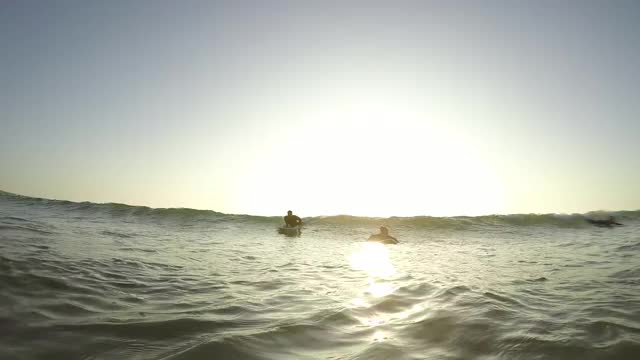 一名年轻人在加拿大西海岸冲浪者完美的海浪视频下载