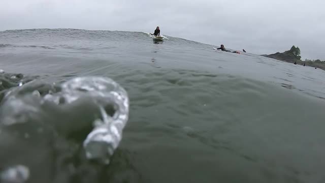 年轻女子在加拿大西海岸冲浪完美的海浪视频下载