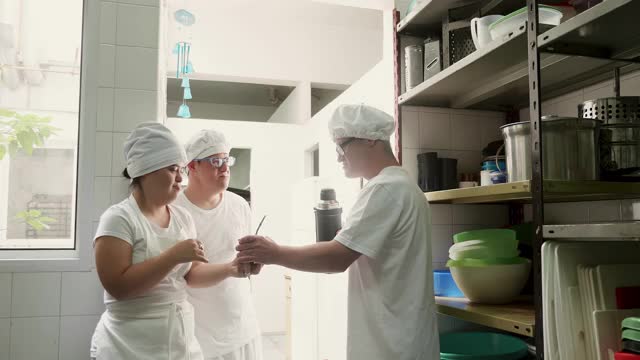 西班牙裔同事在意大利面食厂享受配偶休息视频素材