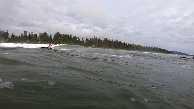 一名年轻人在加拿大西海岸冲浪者完美的海浪视频下载