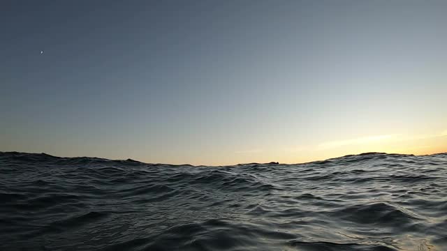 年轻女子在加拿大西海岸冲浪完美的海浪视频下载