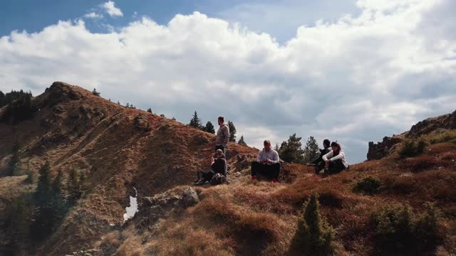 朋友在山顶享受视频素材