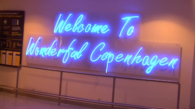 哥本哈根机场的霓虹灯上写着“欢迎来到美妙的哥本哈根”。视频下载