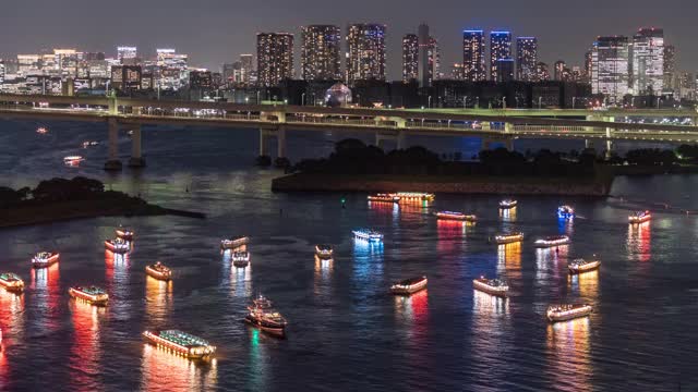 延时:台场的观光游船，背景是东京彩虹桥视频下载