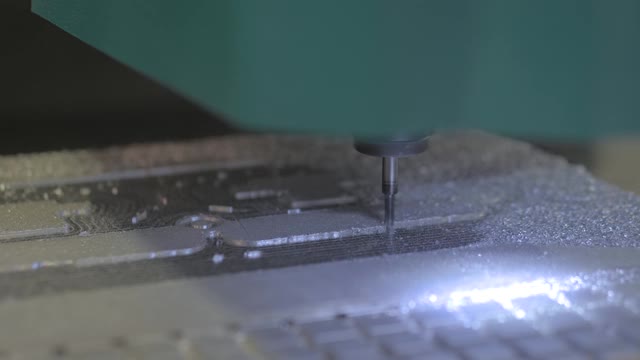 自动车削铣床在工厂切割金属工件视频下载
