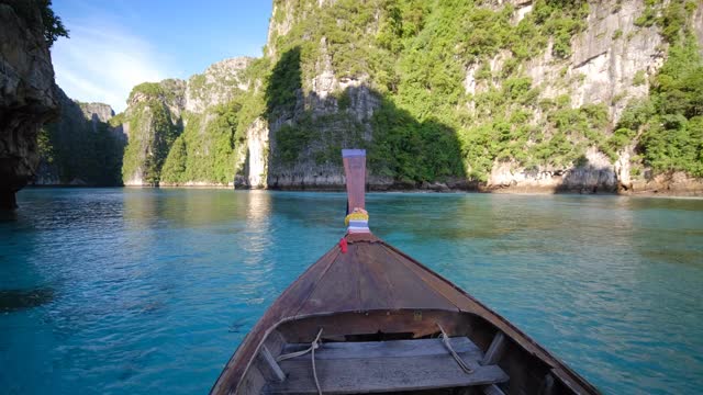 长尾船穿过泰国的热带泻湖视频下载
