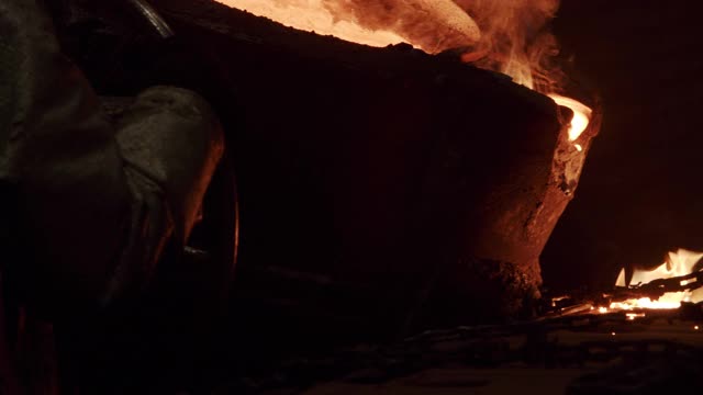 惊人的钢铁厂工人将液态钢倒入模具视频素材