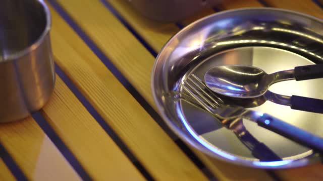 露营用的盘子，叉子和勺子。视频下载