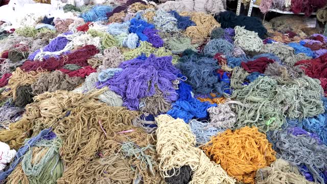 在阿格拉的一家地毯工厂，一堆彩色的羊毛视频下载