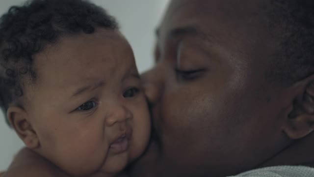 一位非裔美国父亲在安慰刚出生的女儿视频下载