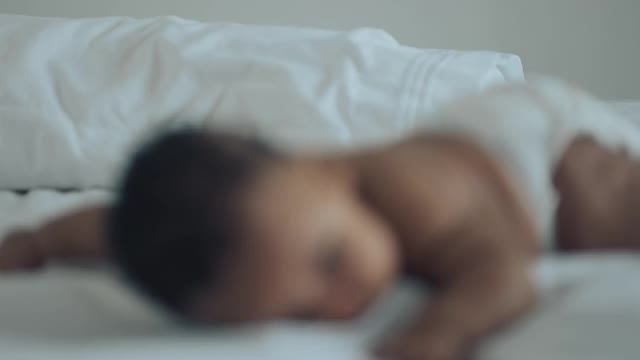 刚出生的女婴正在床上休息视频素材