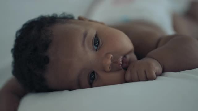 刚出生的女婴正在床上休息视频素材