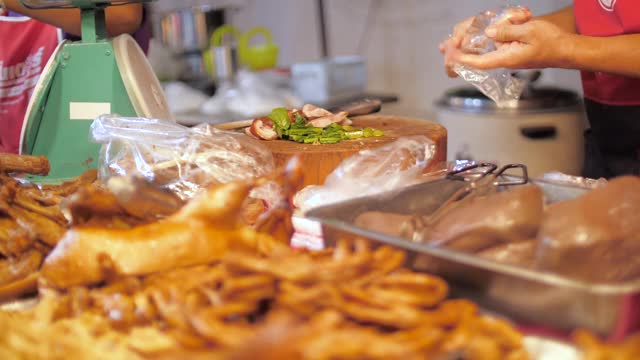 泰国街头小吃:猪腿饭视频下载