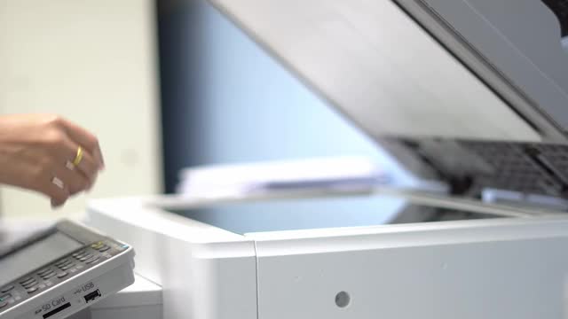 女工们正在用多功能复印机复印文件。视频下载
