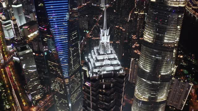 上海陆家嘴金融区夜间鸟瞰图视频素材