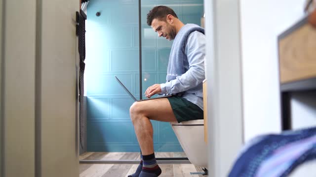 穿着内裤在家工作的4K视频商人，在隔离期间在浴室里进行电话会议视频下载