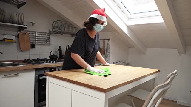戴着圣诞帽在家做家务的女人视频下载