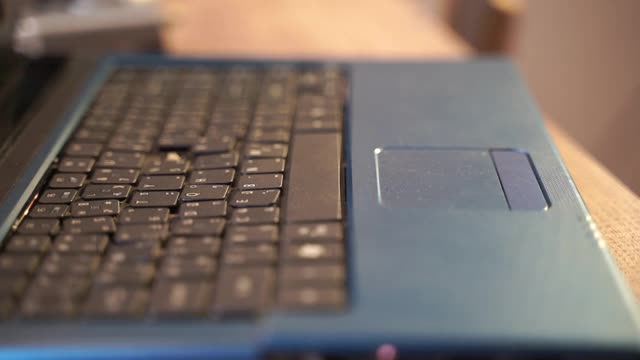 商人用拳头砸笔记本电脑，慢动作视频素材