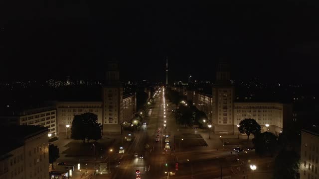 新冠肺炎大流行期间，德国柏林法兰克福卡尔马克思街无人的夜晚鸟瞰图视频下载