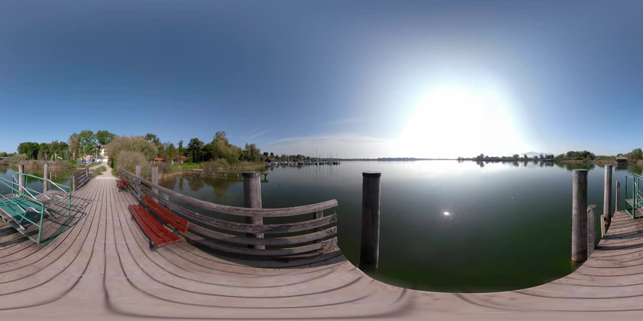 360 VR / Chiemsee湖木制码头视频素材