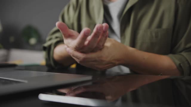 一名亚洲成年男子手痛的4k视频。给他的手按摩视频下载