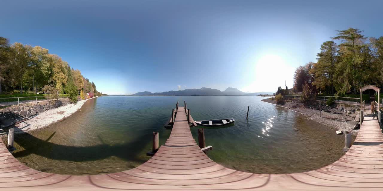 360 VR /木制码头，在巴伐利亚阿尔卑斯的福根瑟湖视频素材