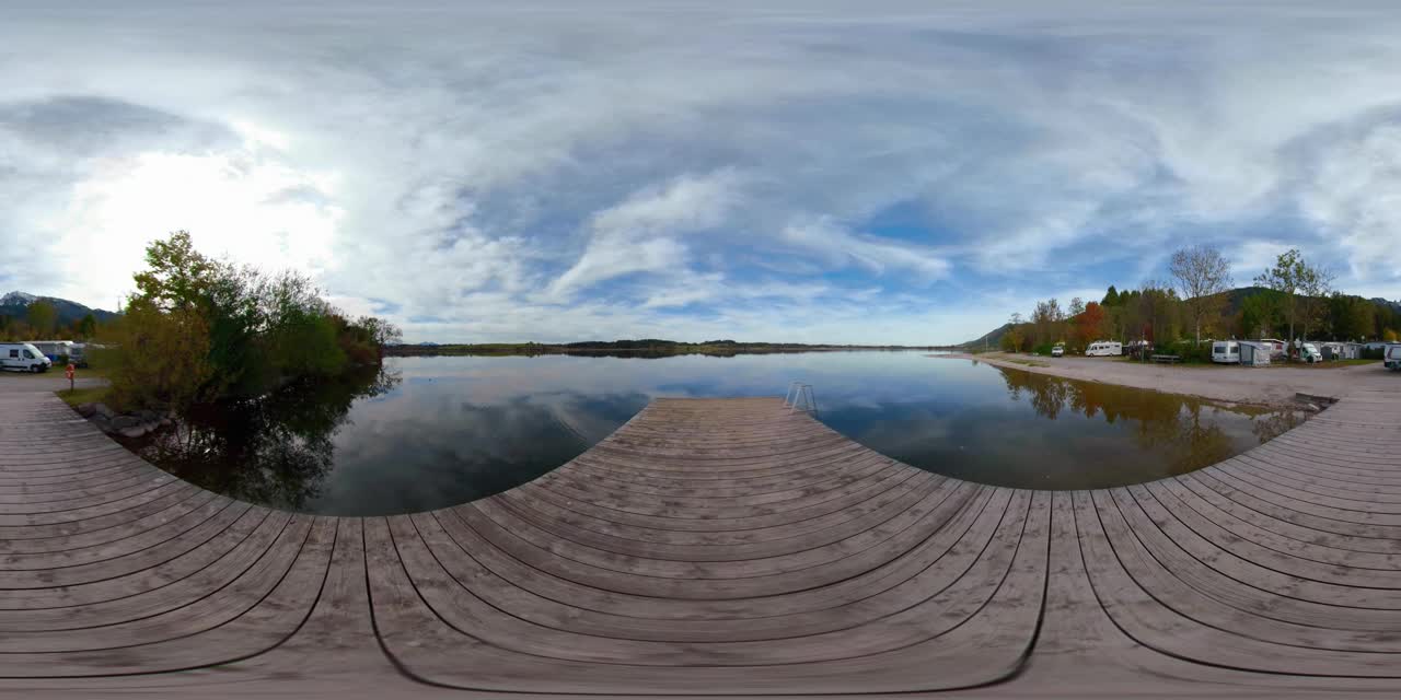 360 VR /木制码头和营地在班瓦德湖视频素材
