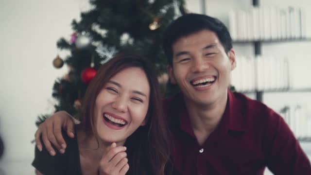 亚洲人在圣诞季，积极的情绪视频素材