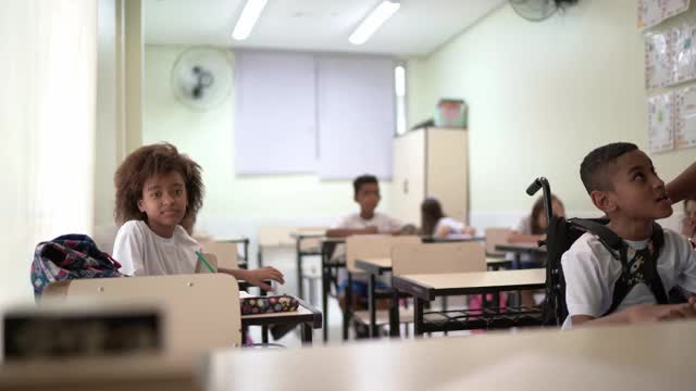 教室残疾学生在学校学习视频素材