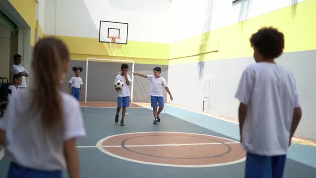 小学生在学校玩躲避球视频素材