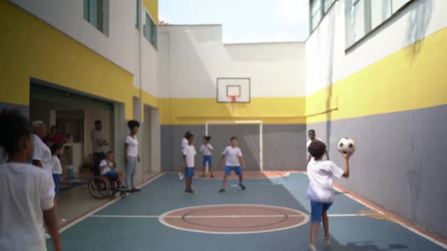小学生在学校玩躲避球视频素材