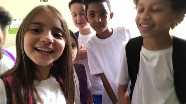 小学生在学校做视频聊天的个人观点视频下载