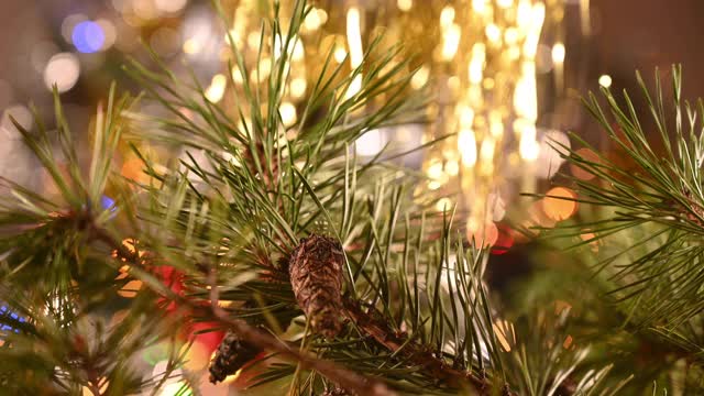 近景装饰圣诞树装饰花环。视频素材