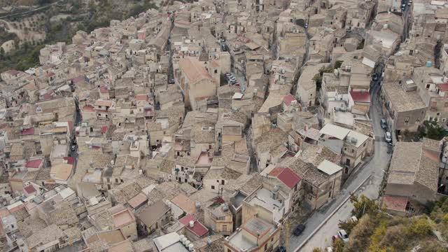 从上面俯瞰意大利的山村视频素材