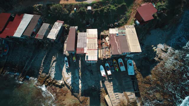 无人机拍摄黑海沿岸渔村的传统渔民棚屋视频素材