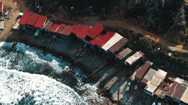 无人机拍摄黑海沿岸渔村的传统渔民棚屋视频素材