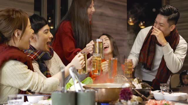 快乐的朋友们在火锅店喝酒、干杯视频下载