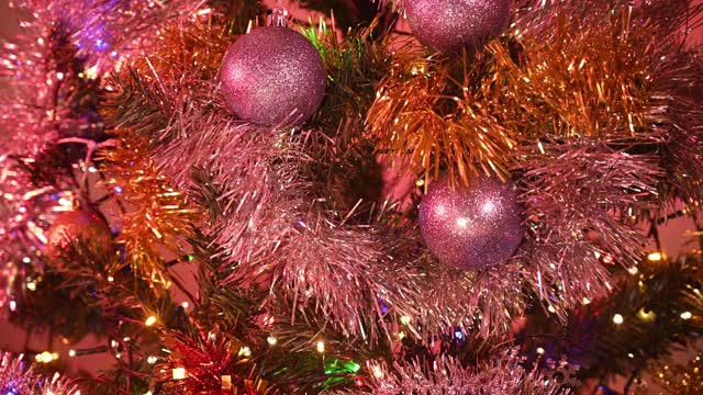 圣诞树的细节装饰球，花环和灯视频素材