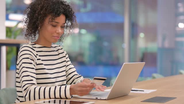 非洲女商人在办公室笔记本电脑上成功的在线支付视频素材